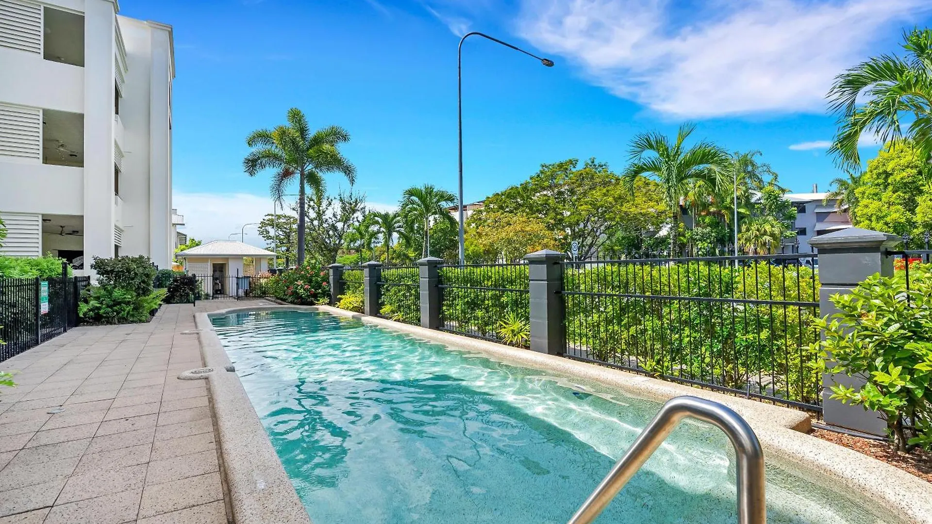 Cozy 3-Bedroom Oasis With Pool Access In Cairns location