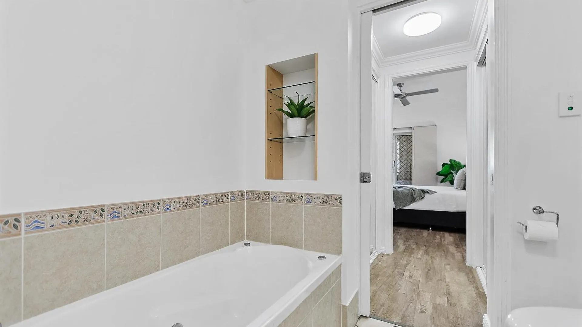 Cozy 3-Bedroom Oasis With Pool Access In Cairns 0*,