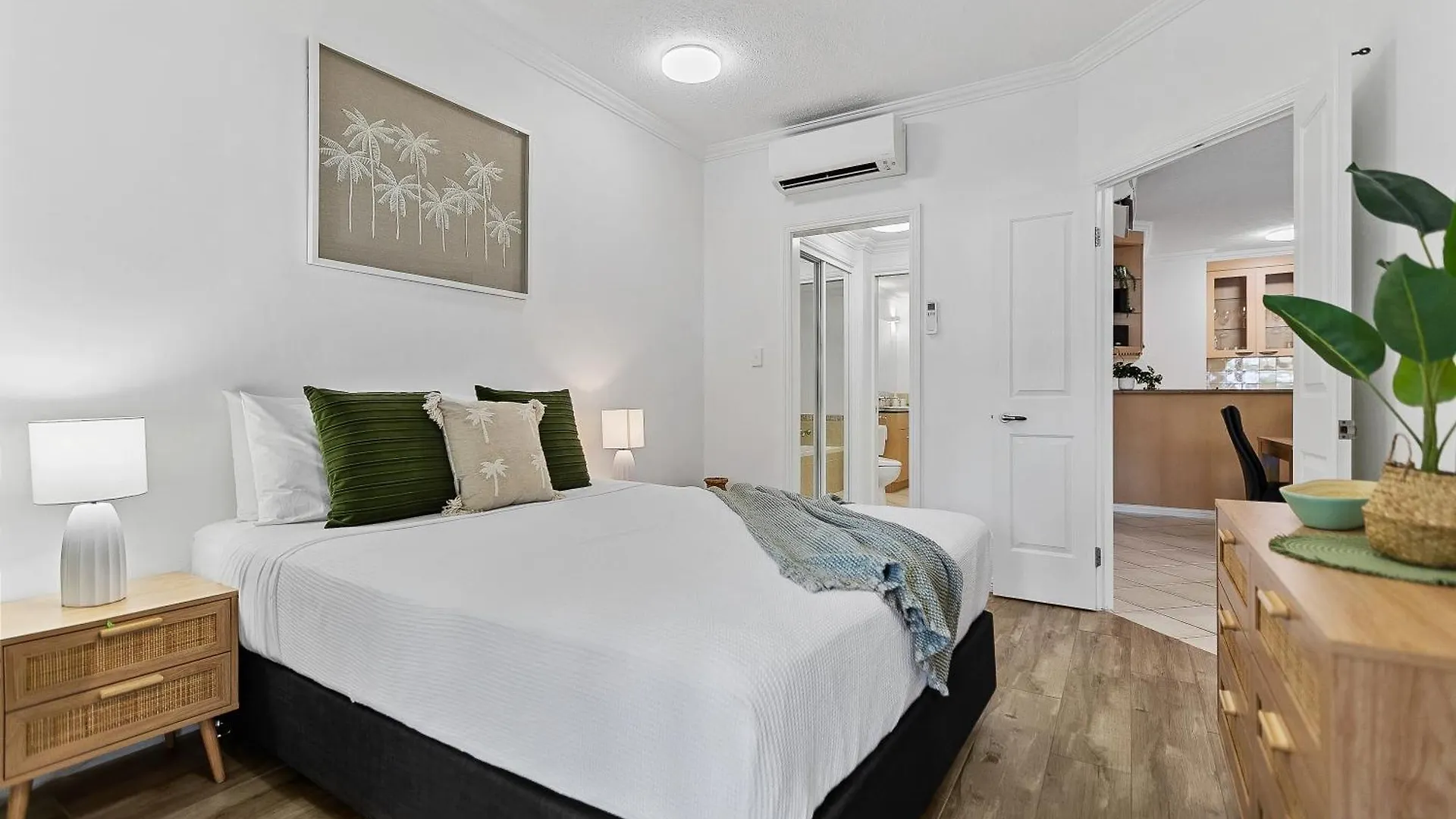 Cozy 3-Bedroom Oasis With Pool Access In Cairns Apartment