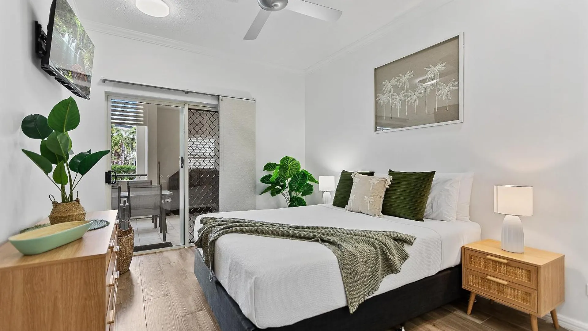 Cozy 3-Bedroom Oasis With Pool Access In Cairns Apartment