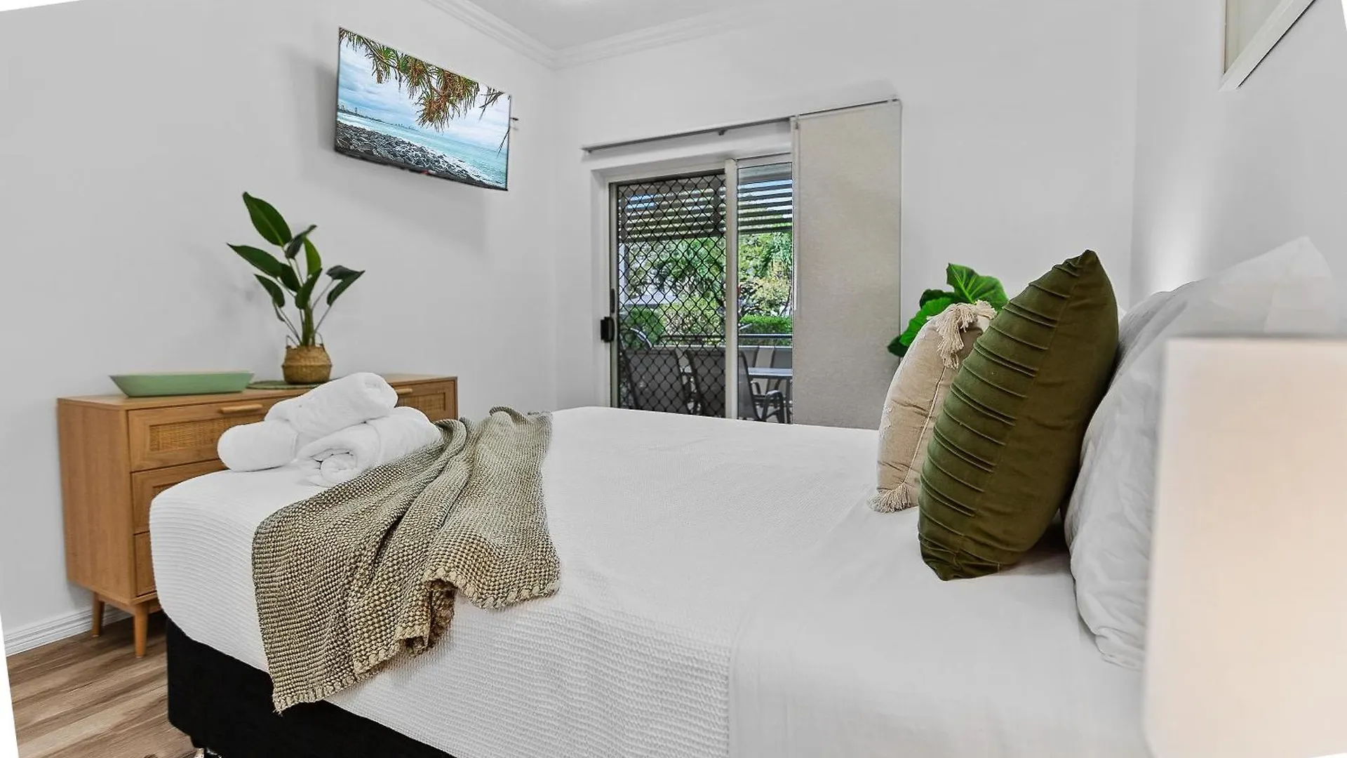 Cozy 3-Bedroom Oasis With Pool Access In Cairns Apartment