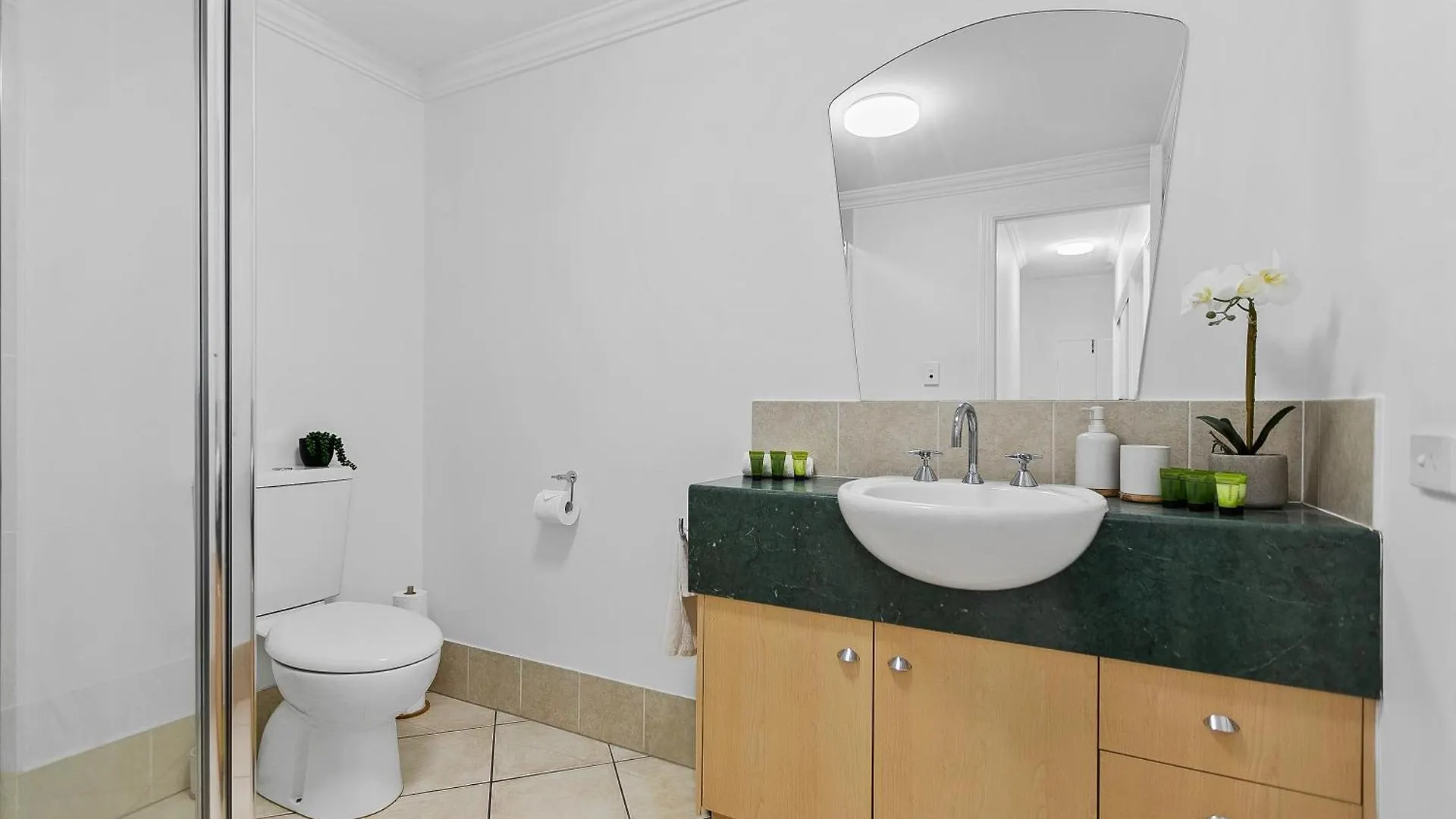 Cozy 3-Bedroom Oasis With Pool Access In Cairns